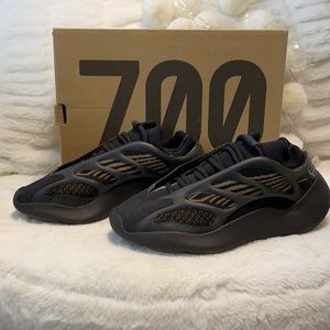 Authentic YEEZY 700 V3 sneakers WITH BOX. Made by Adidas